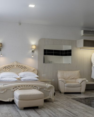 room-with-jacuzzi-bath-royal-poltava